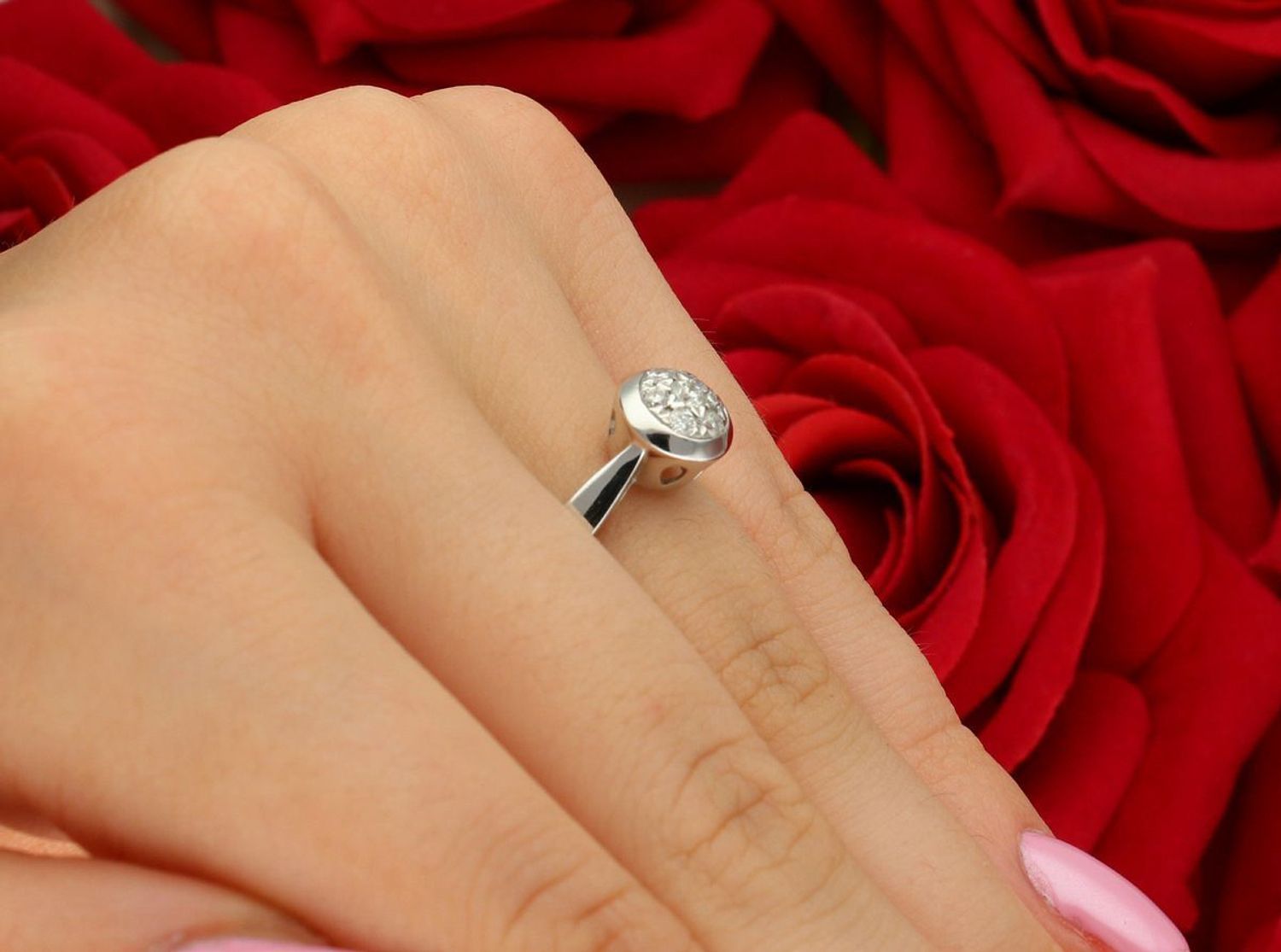 Olśniewający pierścionek z białego złota 585, ozdobiony siedmioma brylantami 0,25 ct. Motyw gwiazdki. Rozmiar 12. Certyfikat autentyczności. Gotowy na prezent!1.jpg